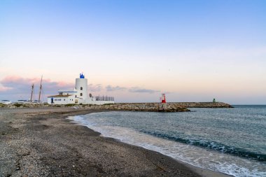 Endülüs 'te La Duquesa' daki sahil ve liman manzarası
