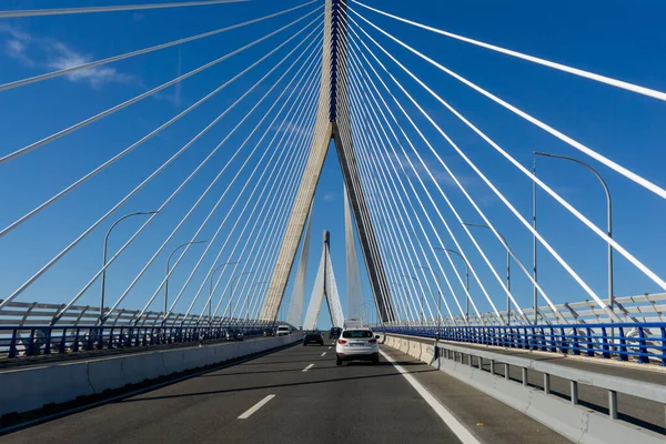 Cadiz, İspanya - 16 Ocak 2021: Cadiz Körfezi 'ndeki Puente de la Constitucion de 1812 Köprüsü trafiği