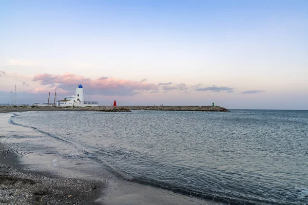 Endülüs 'te La Duquesa' daki sahil ve liman manzarası