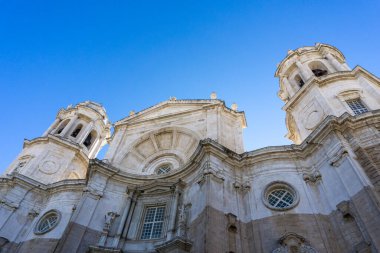 Cadiz 'in eski tarihi şehir merkezinde açık mavi gökyüzünün altındaki katedralin alçak açılı görüntüsü