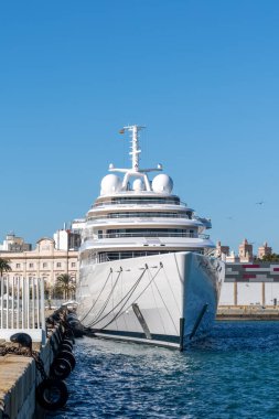 Cadiz, İspanya - 16 Ocak 2021: Cadiz limanında Birleşik Arap Emirlikleri başkanlığı 