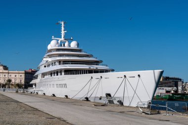 Cadiz, İspanya - 16 Ocak 2021: Cadiz limanında Birleşik Arap Emirlikleri başkanlığı 