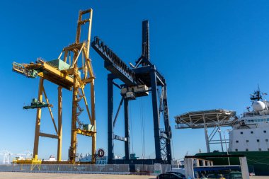 Cadiz, İspanya - 16 Ocak 2021: Cadiz limanındaki liman vinçleri