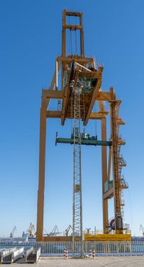 Cadiz, İspanya - 16 Ocak 2021: Cadiz limanındaki liman vinci