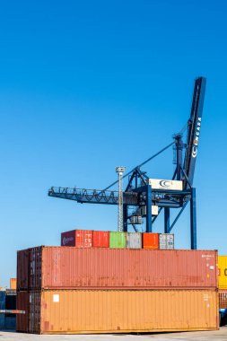 Cadiz, İspanya - 16 Ocak 2021: Cadiz 'deki sanayi limanında liman vinçleri ve yük konteynerleri