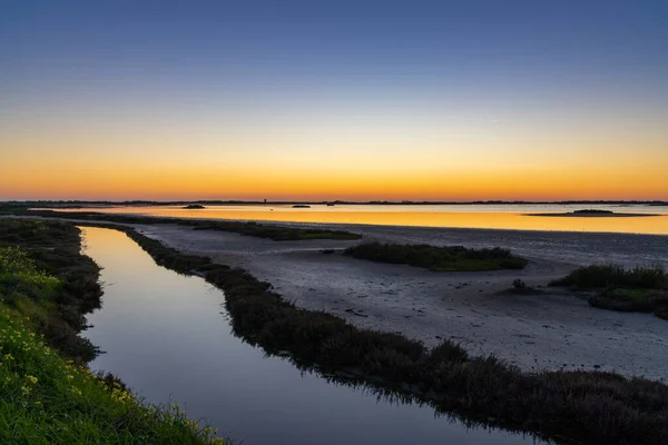美丽的黄昏 多彩的天空笼罩着湿地和运河的自然景观 — 图库照片