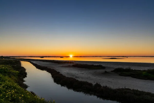 Прекрасний Захід Сонця Над Водно Болотними Угіддями Болотами Барвистим Небом — стокове фото