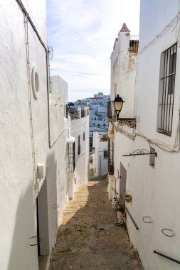 Vejer de la Frontera, İspanya - 17 Ocak 2021: Vejer de la Frontera 'nın tarihi merkezinde dar bir sokak