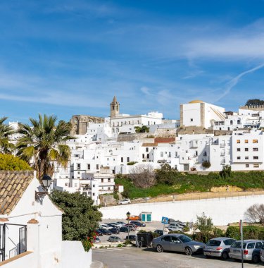 Vejer de la Frontera, İspanya - 17 Ocak 2021: Endülüs 'ün tarihi beyazlatılmış Vejer de la Frontera köyü