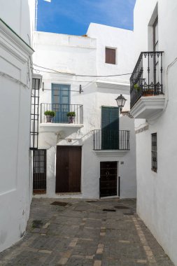 Vejer de la Frontera, İspanya - 17 Ocak 2021: Vejer de la Frontera 'nın tarihi merkezinde dar bir sokak