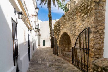Vejer de la Frontera, İspanya - 17 Ocak 2021: Vejer de la Frontera 'nın tarihi merkezinde dar kaldırım taşı caddesi