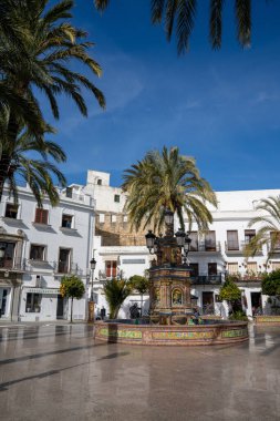 Vejer de la Frontera, İspanya - 17 Ocak 2021: Espana de Vejer Meydanı, çeşme ve palmiye ağaçları ile