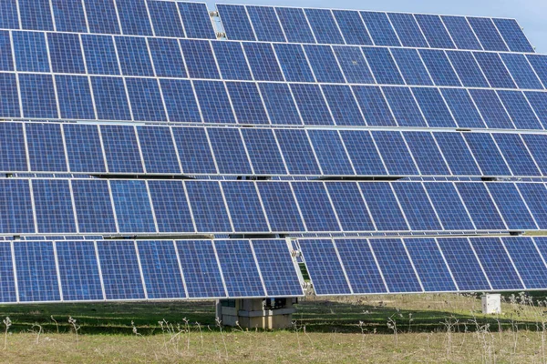 アンダルシアの田舎の大規模な太陽エネルギーパネルの眺め — ストック写真