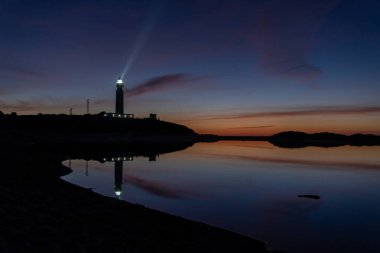 Cape Trafalgar deniz fenerinin gün batımından sonra renkli akşam gökyüzü manzarası