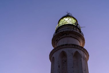Cape Trafalgar Deniz Feneri 'nin yakın görüntüsü.