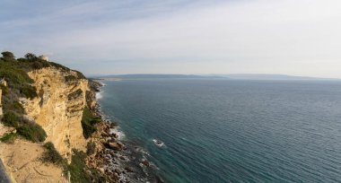 Güney İspanya 'da Endülüs' teki Costa de la Luz 'daki Barbate kayalıklarının manzarası
