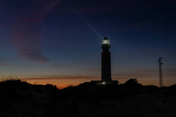 日落后的特拉法加角灯塔信号灯与五彩斑斓的夜空 — 图库照片