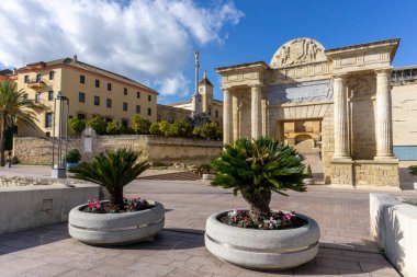 Cordoba, İspanya - 30 Ocak 2021: Eski şehir merkezi Cordoba 'daki Plaza del Triunfo Meydanı manzarası