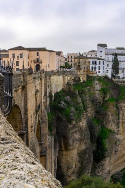 Ronda, İspanya - 2 Şubat 2021: El Tajo Gorge üzerindeki eski kasaba Ronda ve Puente Nuevo 'nun dikey görüntüsü