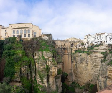 Ronda, İspanya - 2 Şubat 2021: El Tajo Boğazı üzerindeki eski kasaba Ronda ve Puente Nuevo manzarası