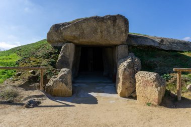 Antequera 'daki Dolmen de Menga' nın giriş manzarası