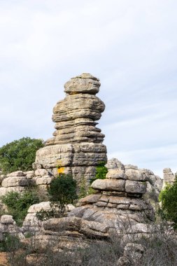 Endülüs 'teki El Torcal Doğa Koruma Alanı' nın tuhaf karst kaya oluşumlarıyla bir görüntüsü.
