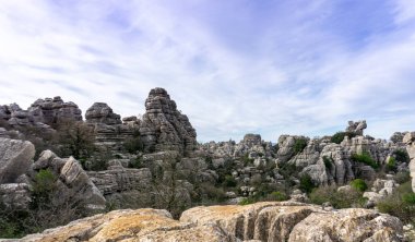 Endülüs 'teki El Torcal Doğa Koruma Alanı' nın tuhaf karst kaya oluşumlarıyla bir görüntüsü.
