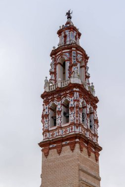 Ecija, İspanya - 1 Şubat 2021: Eski Ecija kasabasının göbeğindeki San Juan Bautista çan kulesi