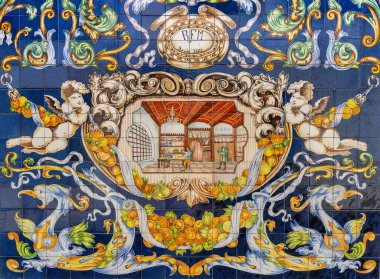 Zafra, İspanya - 29 Ocak 2021: bir eczanenin yanında renkli azulejo fayans sanat eseri