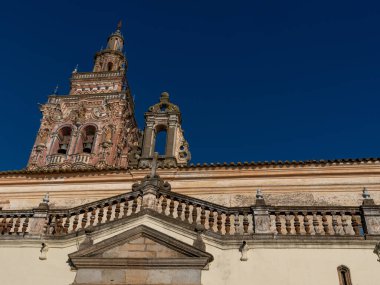 Derin mavi gökyüzünün altındaki San Bartolome Kilisesi manzarası