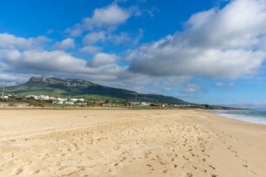 Endülüs 'teki Playa de Bolonia plajı ve El Chaparral Dağı manzarası.