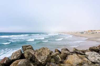Tarifa şehir merkezindeki Los Lances plajının Cebelitarık Boğazı manzarası