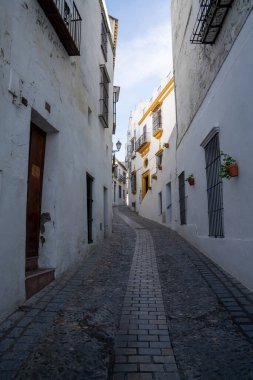 Arcos de la Frontera, İspanya - 28 Ocak 2021: Arcos de la Frontera 'nın tarihi şehir merkezinde dar bir sokak
