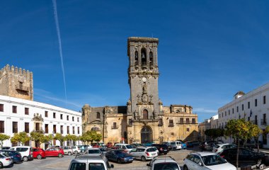 Arcos de la Frontera, İspanya - 28 Ocak 2021: Plaza del Cabildo ve Santa Maria de la Asuncion manzarası