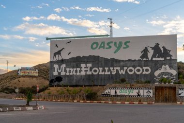 Tabernas, İspanya - 6 Şubat 2021: Endülüs 'teki Oasys MiniHollywood Western Theme Park' ın duvar resmi ve reklam panosu