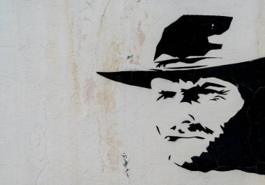 Tabernas, İspanya - 6 Şubat 2021: Endülüs 'teki Tabernas Çölü' ndeki Oasys Western Theme Park 'ın duvarına Clint Eastwood kovboy resmi çizdi.