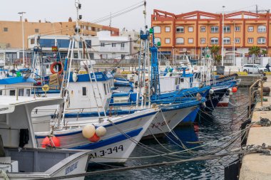 Tarifa, İspanya - 27 Ocak 2021: Tarifa 'daki renkli balıkçı tekneleri ve sanayi limanı