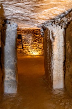 Antequera 'daki Tholos de El Romeral Dolmen' in taş giriş koridorunun manzarası.