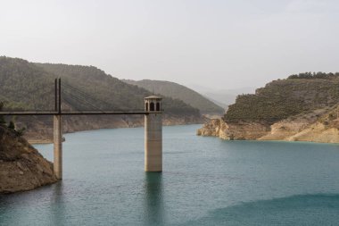 La Peza yakınlarındaki Endülüs 'ün Sierra Nevada' daki Francisco Abellan Reservoir manzarası