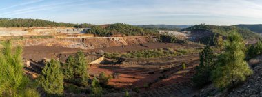Terk edilmiş maden ve binalarla Rio Tinto maden bölgesinin manzarası.