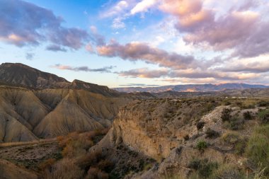 Güney İspanya 'daki Tabernas çölünde ve dağlarda güzel bir gün doğumu.