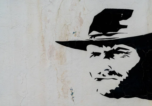 Tabernas, İspanya - 6 Şubat 2021: Endülüs 'teki Tabernas Çölü' ndeki Oasys Western Theme Park 'ın duvarına Clint Eastwood kovboy resmi çizdi.