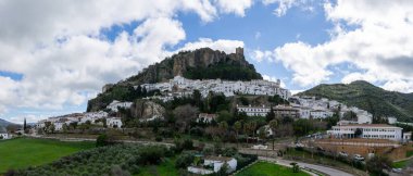 Zahara de la Sierra, İspanya - 1 Şubat 2021: Beyazlatılmış Endülüs köyü Zahara de la Sierra