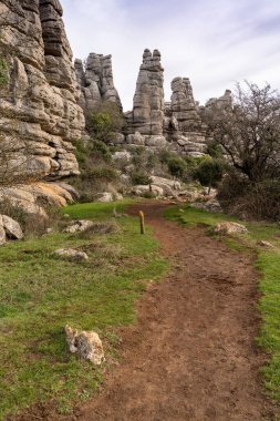 Endülüs 'teki El Torcal Doğa Parkı' ndan geçen bir yürüyüş yolu.