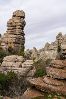 Endülüs 'teki El Torcal Doğa Koruma Alanı' nın tuhaf karst kaya oluşumlarıyla bir görüntüsü.