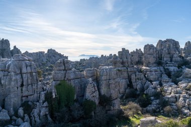 Endülüs 'teki El Torcal Doğa Koruma Alanı' nın tuhaf karst kaya oluşumlarıyla bir görüntüsü.