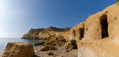 Murcia sahilindeki kayalıkları olan kumtaşı mağaraların ve evlerin manzarası.