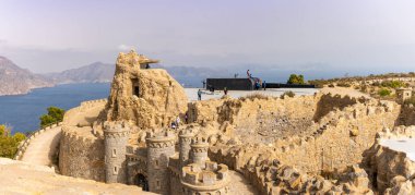 La Azioha, İspanya - 20 Şubat 2021: Murcia 'daki Akdeniz kıyısındaki Costa Calida dağlarındaki Bateria de Castillitos kalesi
