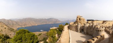 La Azioha, İspanya - 20 Şubat 2021: Murcia 'daki Akdeniz kıyısındaki Costa Calida dağlarındaki Bateria de Castillitos kalesi