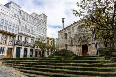 La Coruna, Galiçya / İspanya - 26 Kasım 2020: Tarihi eski şehir La Coruna 'daki Igrexa de Santiago Kilisesi